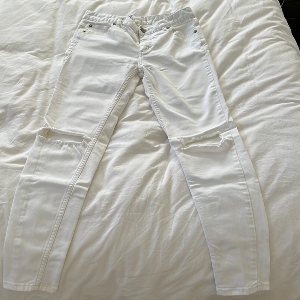 Free people Size 27 White Skinny Jean with knee holes